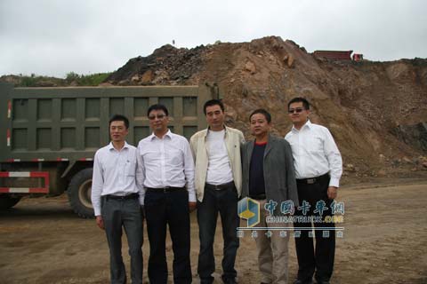 云南信大銷售公司與活動(dòng)用戶及領(lǐng)導(dǎo)合影留念