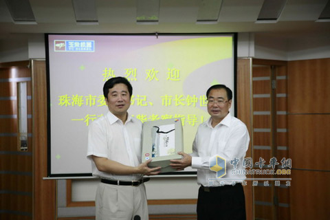 珠海市市長鐘世堅(jiān)與玉柴集團(tuán)公司董事局主席晏平