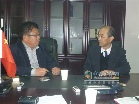 廣汽日野銷售部副部長村岡寬明先生與廣汽日野山西玉龍3S店總經理侯玉龍