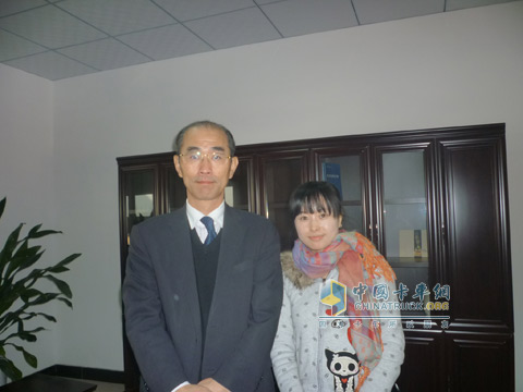 廣汽日野銷售部副部長村岡寬明與卡車網記者合影