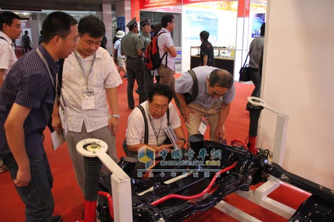 曙光車橋展會現(xiàn)場工作人員向客戶講解