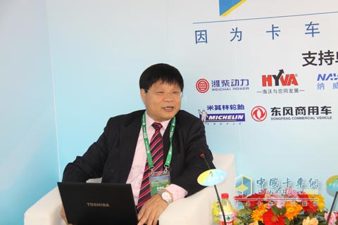泰樂(lè)瑪汽車(chē)制動(dòng)系統(tǒng)（上海）有限公司副總經(jīng)理劉增崗與卡車(chē)網(wǎng)總編吳永強(qiáng)先生進(jìn)行交談