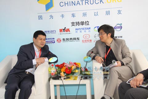 泰樂瑪汽車制動系統(tǒng)（上海）有限公司總經(jīng)理李飛與卡車網(wǎng)總編吳永強先生進行交談