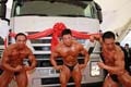上汽依維柯紅巖健美先生在杰獅展車前表演