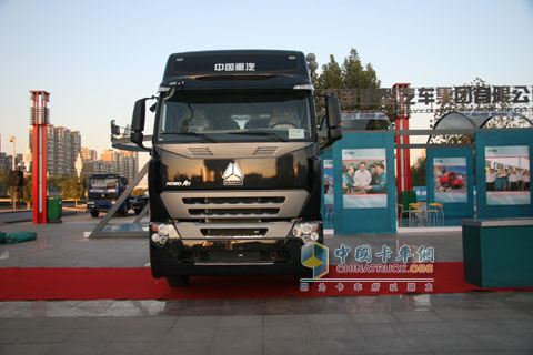 HOWO-A7爭(zhēng)艷濟(jì)南卡車展