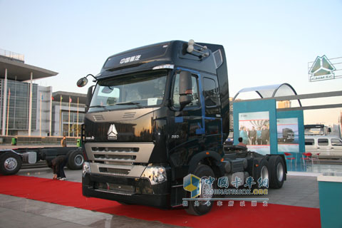HOWO-A7爭(zhēng)艷濟(jì)南卡車展