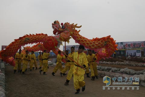 比賽現(xiàn)場熱鬧場面