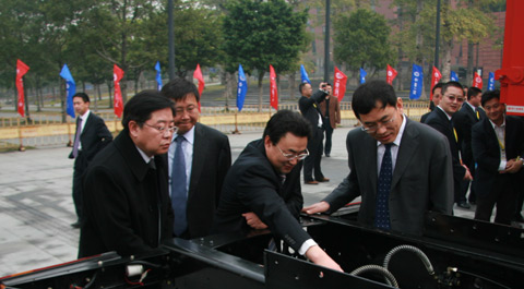 集團領(lǐng)導(dǎo)認真討論車輛技術(shù)問題