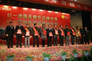 東風柳汽表彰優(yōu)秀營銷師--北京華夏雙龍總經(jīng)理姚力
