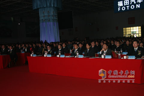 年會現(xiàn)場嘉賓聆聽領導講話