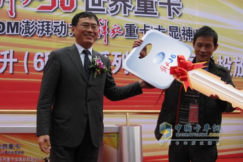 解放錫柴公司領導向用戶交付金鑰匙