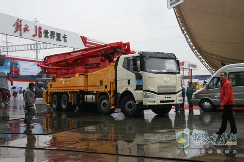 2010北京車(chē)展一汽解放起重機(jī)
