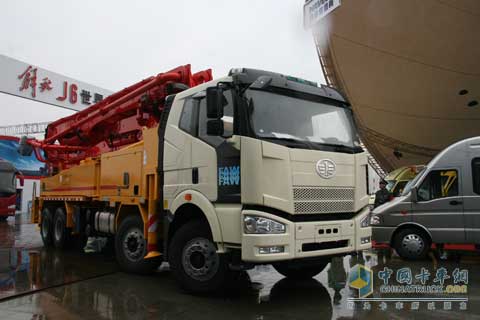 2010北京車(chē)展一汽解放起重機(jī)
