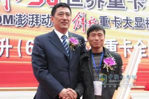 解放錫柴公司領導向用戶交付金鑰匙
