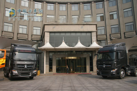 北奔重卡V3巡展大氣的牽引車(chē)