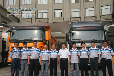 北奔重卡V3巡展車隊(duì)全家福