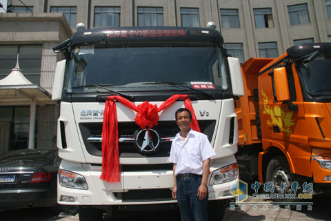 北奔重卡V3巡展車隊(duì)全家福