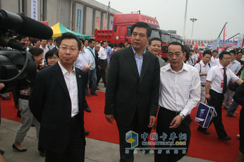 太原車展期間領(lǐng)導(dǎo)視察山西太原長(zhǎng)安展位