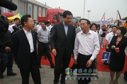 太原車展期間領(lǐng)導(dǎo)視察山西太原長(zhǎng)安展位