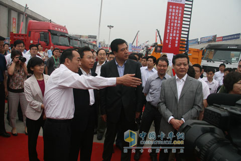 太原車展期間領(lǐng)導(dǎo)視察山西太原長(zhǎng)安展位