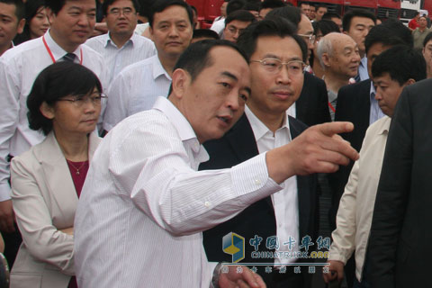 太原車展期間領(lǐng)導(dǎo)視察山西太原長(zhǎng)安展位