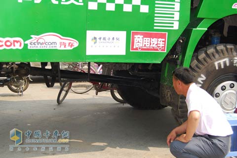 陜汽超級重卡駛入商業(yè)區(qū)時四周的民眾無不驚奇不已