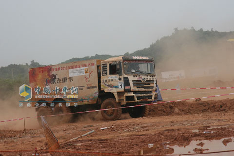 揚(yáng)起陣陣塵土的陜汽賽車(chē)