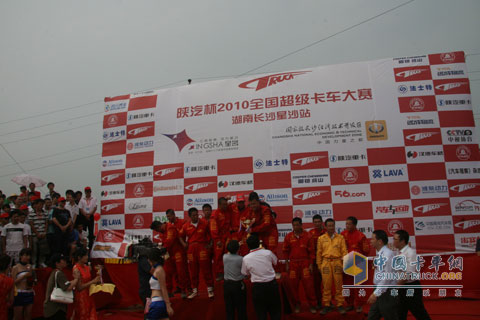 嘉賓為陜汽杯卡車大賽長(zhǎng)沙站獲獎(jiǎng)車隊(duì)頒獎(jiǎng)