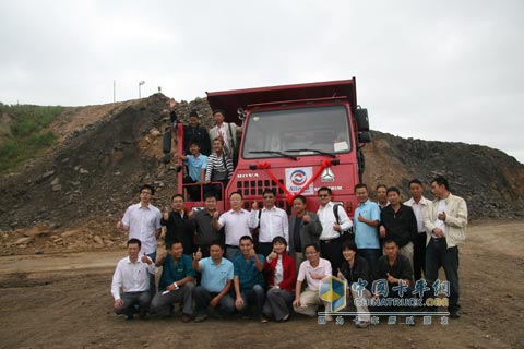 參加艾里遜自動檔中國重汽礦用車試駕的用戶及領(lǐng)導(dǎo)合影