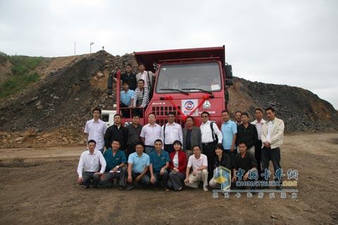 參加艾里遜自動檔中國重汽礦用車試駕的用戶及領(lǐng)導(dǎo)合影