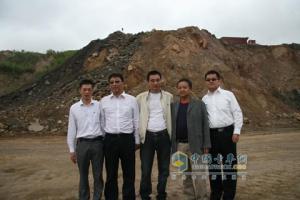 云南信大銷(xiāo)售公司與重汽自動(dòng)檔活動(dòng)用戶(hù)及領(lǐng)導(dǎo)合影留念
