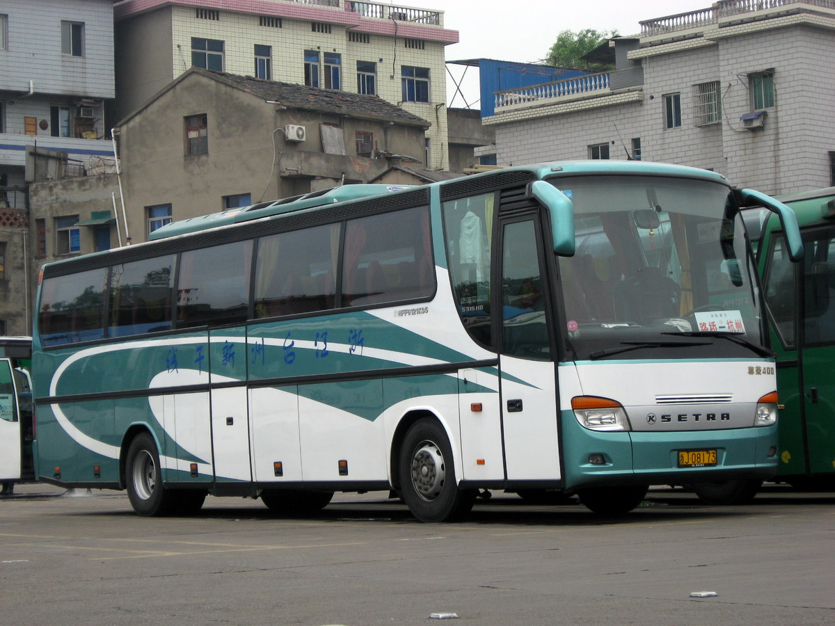 參加艾里遜自動檔中國重汽礦用車試駕的用戶及領(lǐng)導(dǎo)合影