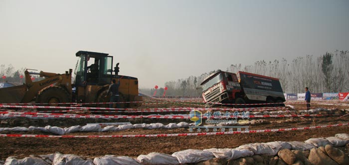 卡車(chē)賽車(chē)驚險(xiǎn)瞬間