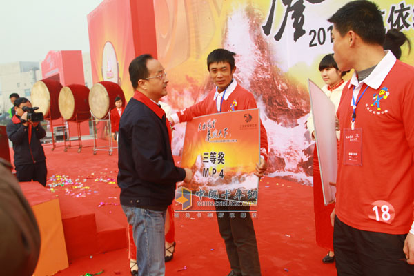 上汽依維柯紅巖領(lǐng)導(dǎo)為獲獎(jiǎng)選手頒獎(jiǎng)