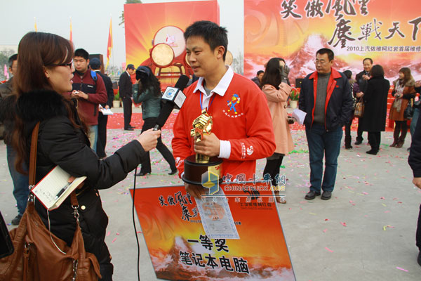 上汽依維柯紅巖領(lǐng)導(dǎo)為獲獎(jiǎng)選手頒獎(jiǎng)