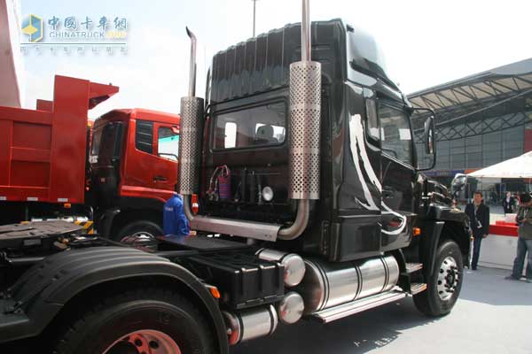 [上海車(chē)展]東風(fēng)天龍新長(zhǎng)頭車(chē)驚艷上海車(chē)展