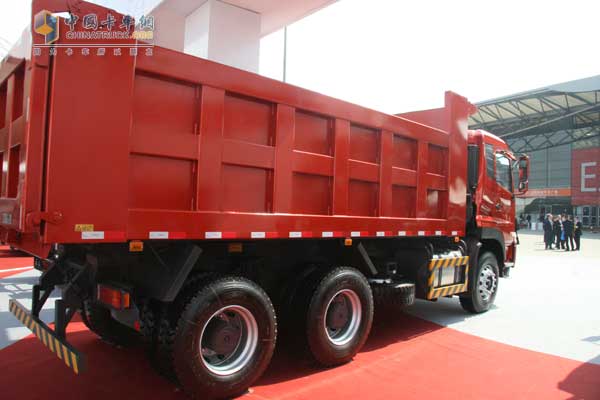 [上海車(chē)展]東風(fēng)天龍新長(zhǎng)頭車(chē)驚艷上海車(chē)展