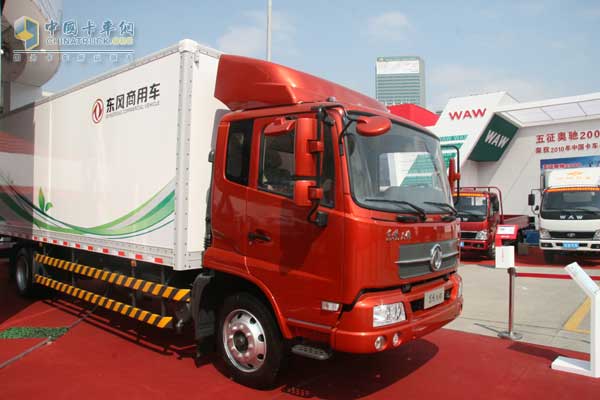 [上海車(chē)展]東風(fēng)天龍新長(zhǎng)頭車(chē)驚艷上海車(chē)展