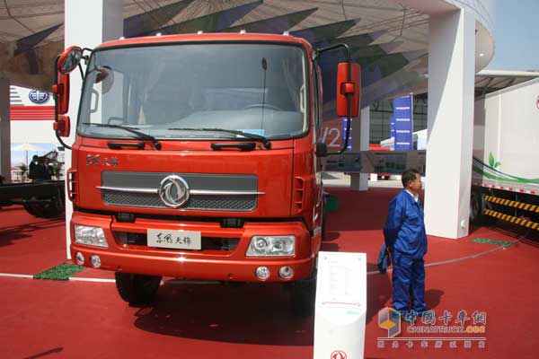 [上海車(chē)展]東風(fēng)天龍新長(zhǎng)頭車(chē)驚艷上海車(chē)展