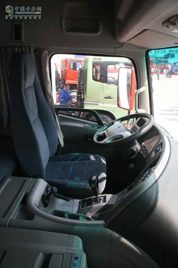 [上海車(chē)展]東風(fēng)天龍新長(zhǎng)頭車(chē)驚艷上海車(chē)展