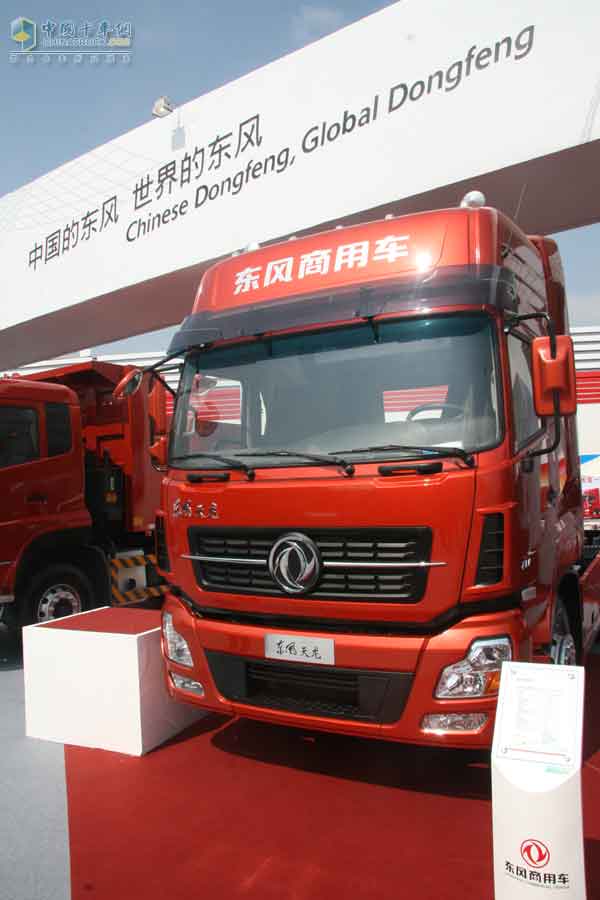[上海車(chē)展]東風(fēng)天龍新長(zhǎng)頭車(chē)驚艷上海車(chē)展