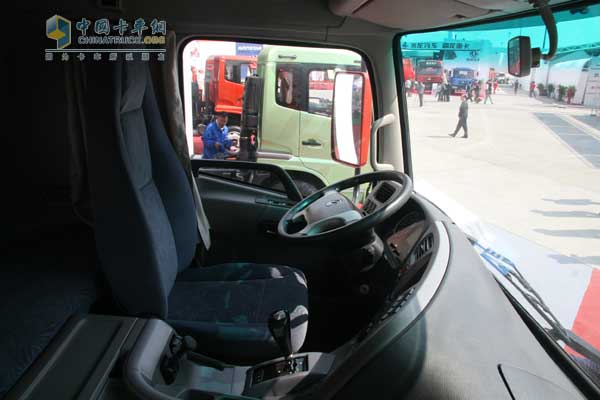 [上海車(chē)展]東風(fēng)天龍新長(zhǎng)頭車(chē)驚艷上海車(chē)展