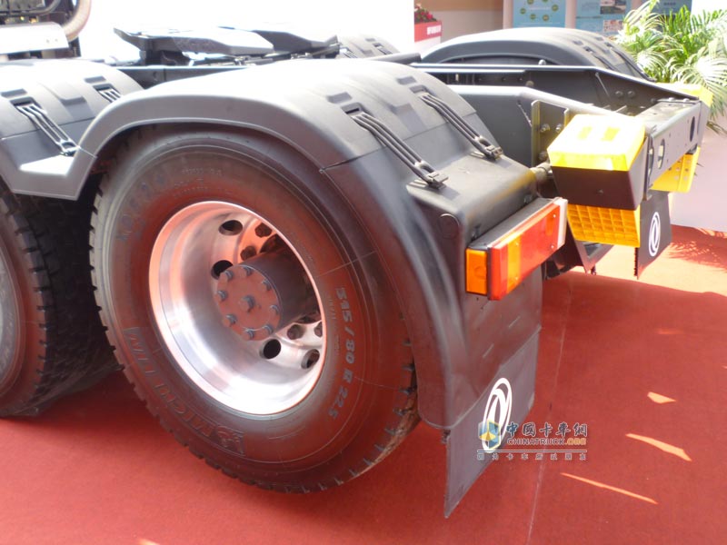[上海車(chē)展]東風(fēng)天龍新長(zhǎng)頭車(chē)驚艷上海車(chē)展