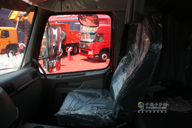 [上海車(chē)展]東風(fēng)天龍新長(zhǎng)頭車(chē)驚艷上海車(chē)展