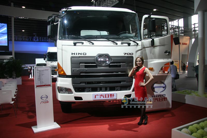 廣汽日野700系列8×4底盤(pán)車(chē)外形圖