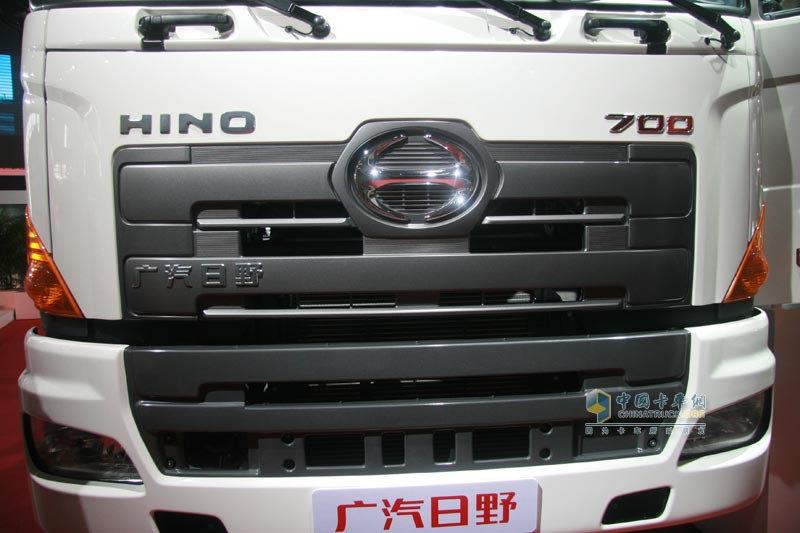 廣汽日野700系列8×4底盤(pán)車(chē)外形圖