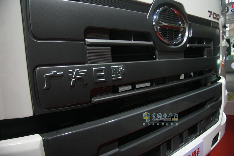 廣汽日野700系列8×4底盤(pán)車(chē)外形圖