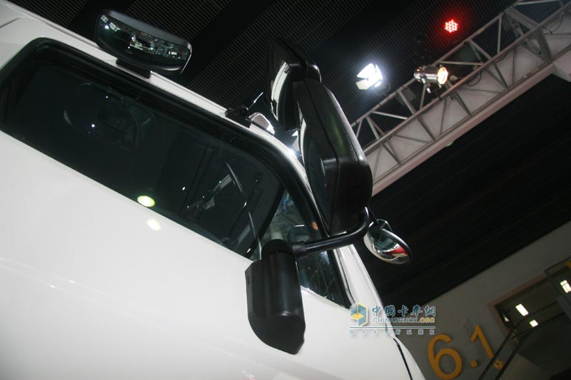 廣汽日野700系列8×4底盤(pán)車(chē)外形圖
