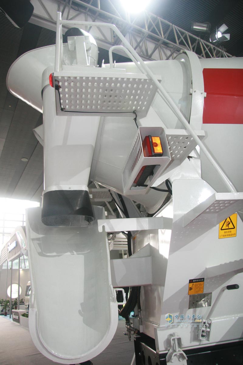廣汽日野700系列8×4底盤(pán)車(chē)外形圖