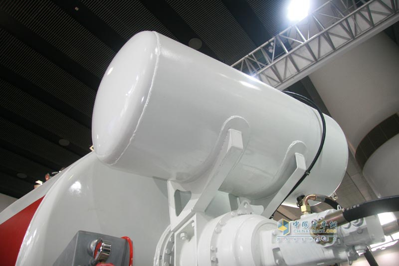 廣汽日野700系列8×4底盤(pán)車(chē)外形圖